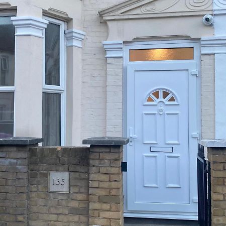 شقة Cosy House In Newham لندن المظهر الخارجي الصورة